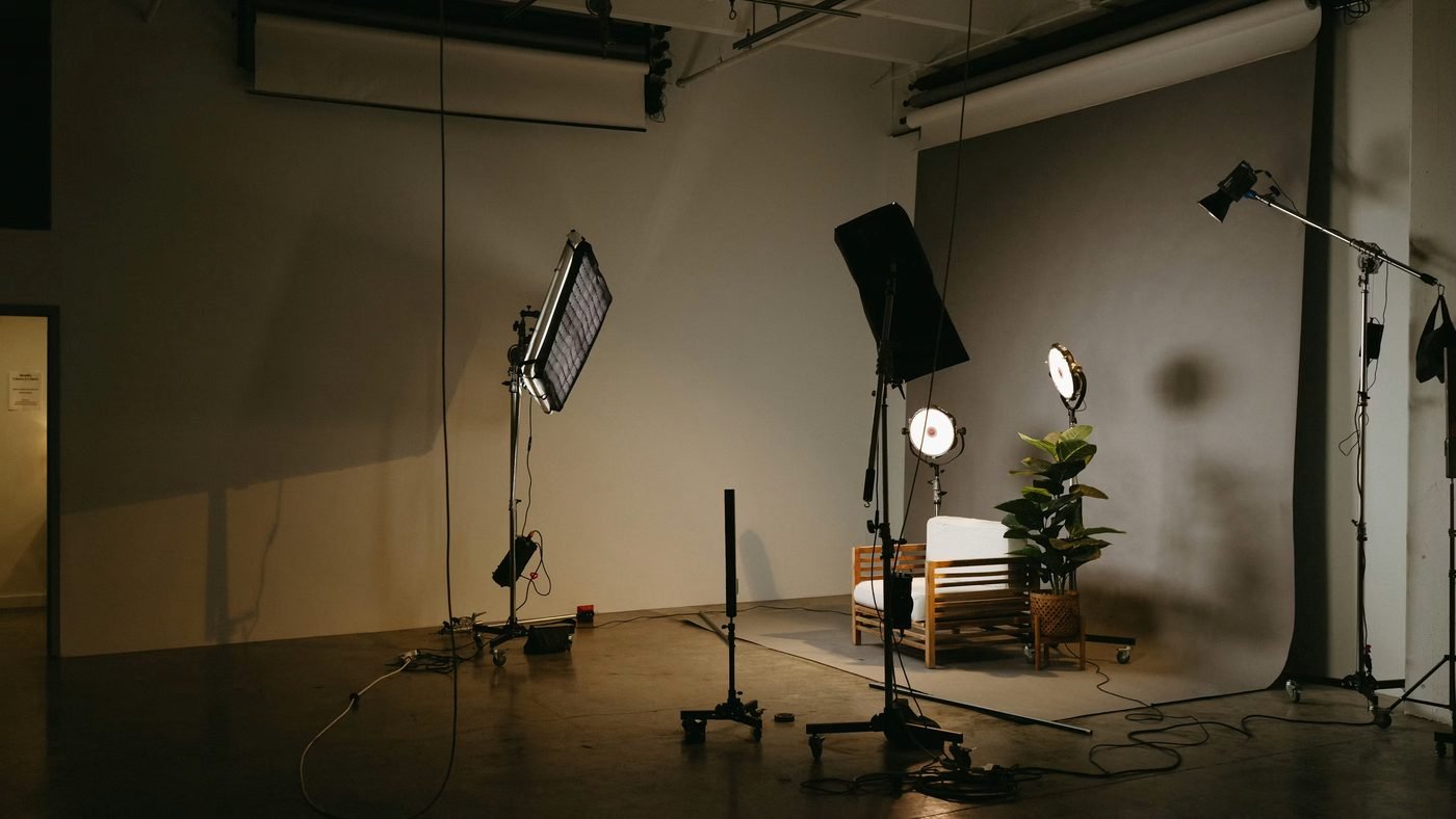 Plateau de tournage : projecteurs, fond neutre et mobilier installés avant la prise de vue