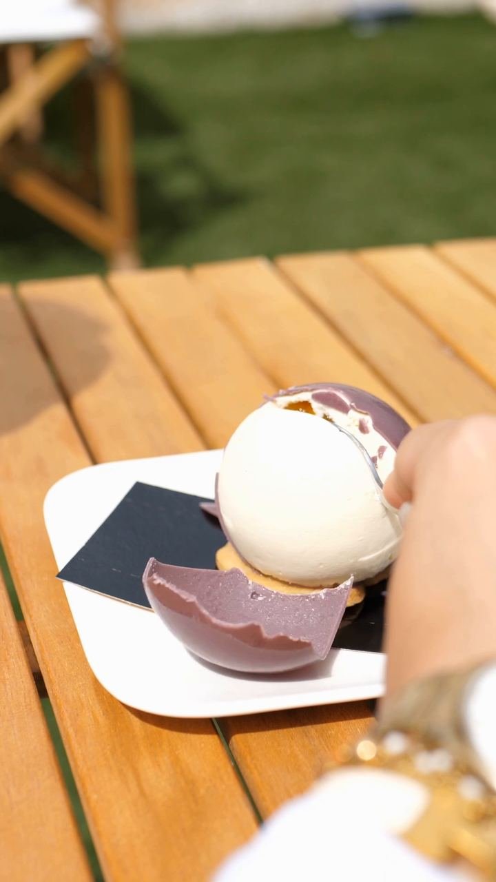 Dessert en coque de chocolat à La Maison Sucrée Salée